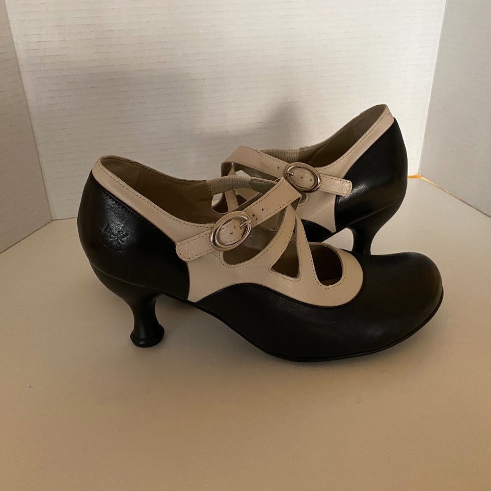 John FLuevog Pearl Hart Bellevue size 11 fits like a 10.5 Black and Cream